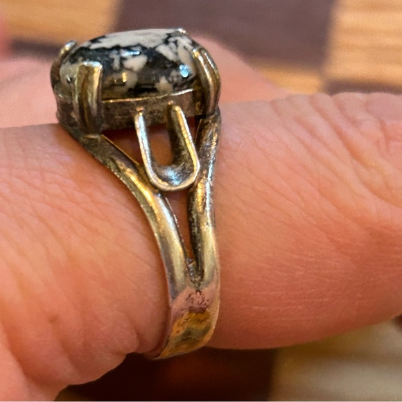 Lovely Little Flower Rock Ring.  Very unique & beautiful style - Picture 5 of 10